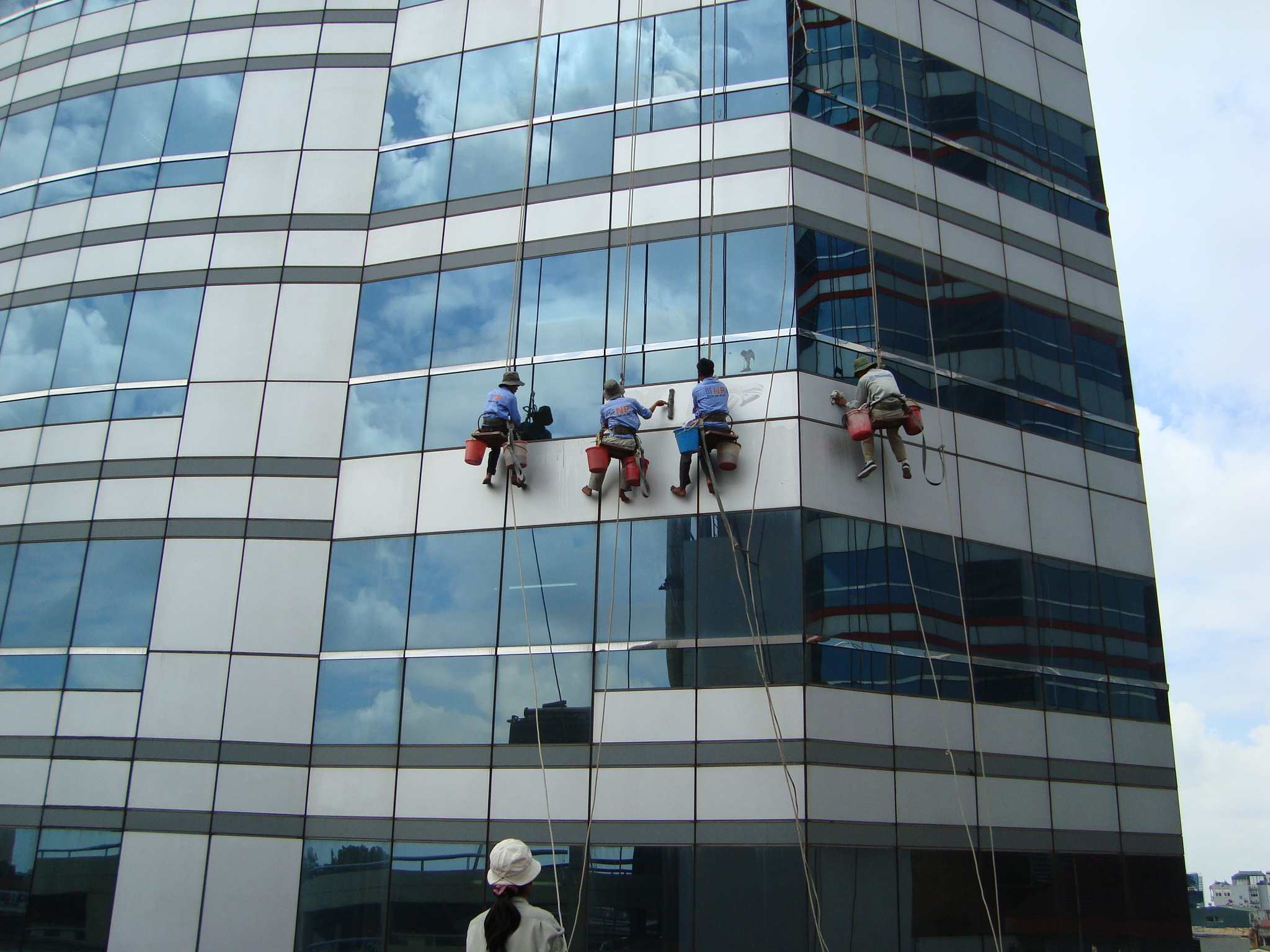 Báo giá vệ sinh tòa nhà, lau kính tòa nhà ở Phú Quốc